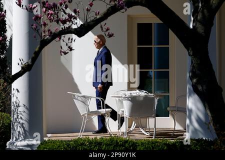 Washington, États-Unis. 9th mars 2023. ÉTATS-UNIS Le président Joe Biden marche sur la pelouse sud pour monter à bord de Marine One à la Maison Blanche à Washington, DC, aux États-Unis, au 9 mars 2023. ÉTATS-UNIS Le président Joe Biden a annoncé jeudi sa proposition de budget pour le prochain exercice fiscal.TO GO AVEC 'Biden annonce le plan budgétaire pour l'exercice fiscal 2024' crédit: Ting Shen/Xinhua/Alamy Live News Banque D'Images