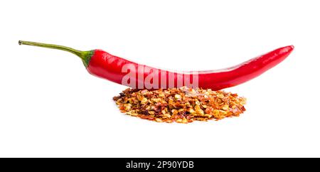 Séchez les flocons de piment et les piments. Poivrons rouges écrasés isolés sur fond blanc. Banque D'Images