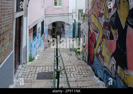 Les rues de Lisbonne - les rues escarpées, à flanc de colline avec des marches et des décorations de graffitti.Un quartier résidentiel qui est plein de couleur et de caractère. Banque D'Images