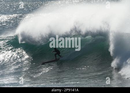 Surf à grandes vagues à Bells Beach un surfeur se renfond dans la salle verte Banque D'Images