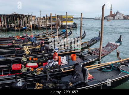 Les gondoliers se reposent dans leurs gondoles à San Marco, Venise, Italie Banque D'Images