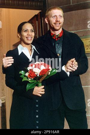 Frisch vermählt: Glücklich lächeln Boris Becker und seine Frau Barbara kurz nach ihrer Hochzeit am 17.12.1993 vor dem Schloßhotel in Leimen in die Kamera. Nachdem der deutsche Tennisstar die dunkelhäutige Sängerin und Sauspielerin Barbara Feltus im Dezember 1993 in aller Stille geheiratet hatte, geriet die Geburt des ersten Sohnes Noah Gabriel im Januar 1994 zu einem wahren Medien-tumult. Doch nun blickt Familie Becker in eine etwas ruhigere Zukunft: Fast zeitgleich mit der Geburt des zweiten Kindes im August 1999 läßt Boris Becker seine aktive tennis-Karriere ausklingen. Wie schon BEI ihrem Banque D'Images