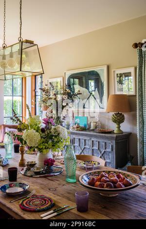 Grande table à manger en bois dans le manoir élisabéthain du 16th siècle, Suffolk, Royaume-Uni Banque D'Images