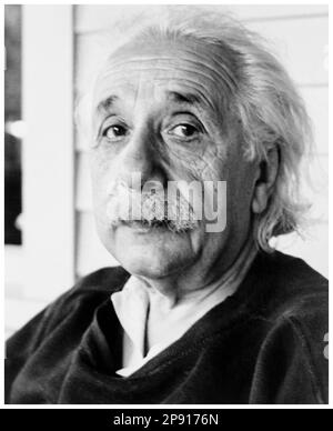 Albert Einstein (1879-1955), physicien théorique d'origine allemande, photographie de portrait de John D Schiff, vers 1945 Banque D'Images