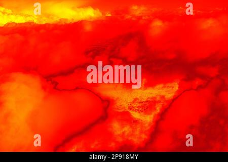 Nuages colorés. Cloudscape sous l'aile d'un avion. La ville dans la fenêtre du nuage (rupture dans les nuages). Illustration de l'image thermique, de l'image thermique Banque D'Images