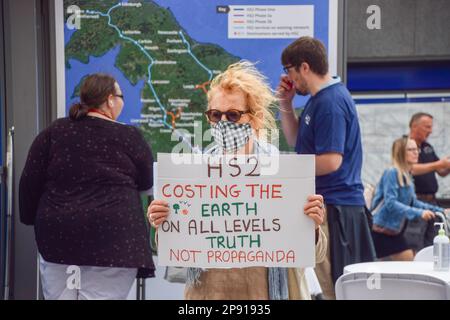 Londres, Royaume-Uni. 5th août 2021. Des militants se sont rassemblés devant la gare de King's Cross pour protester contre le nouveau système ferroviaire High Speed 2 (HS2), qui selon les écologistes sera « écologiquement dévastateur » et coûtera plus de £100 milliards aux contribuables. Banque D'Images