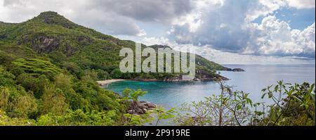 Vue panoramique de la plage Anse Major (Mahé, Seychelles) depuis point de vue sur Anse Major Banque D'Images