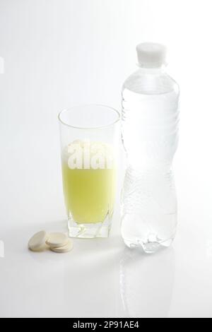 Le comprimé effervescent se dissout dans un verre d'eau. Banque D'Images