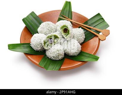 L'onde-onde est un dessert malaisien traditionnel composé de boules de riz gluant vertes (faites à partir de jus de feuilles de pandan) remplies de sucre de palme et enrobées Banque D'Images