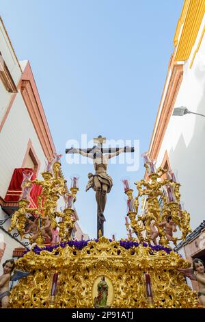 Arahal. Séville. Espagne. 15th avril 2022. Christ crucifié de la Confrérie de la Esperanza, d'Arahal (Séville), pendant le processi processionnel Banque D'Images