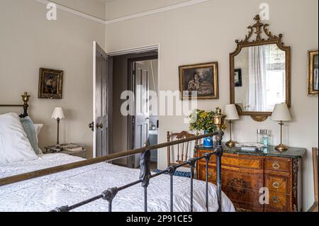 Miroir chinois de style chippendale au-dessus d'une coiffeuse au plateau de marbre dans la chambre du 19th Century Norfolk Cottage, Royaume-Uni Banque D'Images