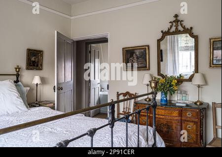 Miroir chinois de style chippendale au-dessus d'une coiffeuse au plateau de marbre dans la chambre du 19th Century Norfolk Cottage, Royaume-Uni Banque D'Images