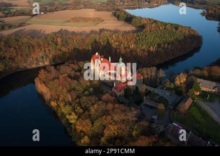 Vue aérienne du château de Czocha situé sur le lac de Lesnia, près de la rivière Kwisa, dans ce qui est maintenant la partie polonaise de la haute Lusatia (polonais: Łużyce Górne) Banque D'Images