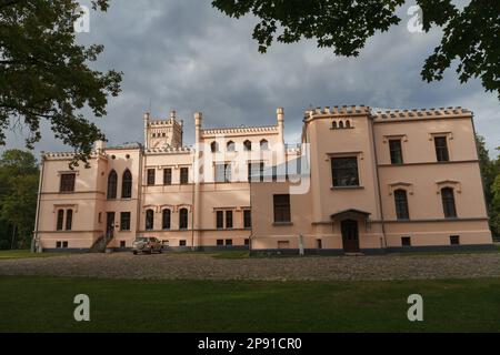 Le château d'Aluksne a été construit dans le style néo-gothique anglais, Lettonie Banque D'Images