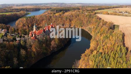 Vue aérienne du château de Czocha situé sur le lac de Lesnia, près de la rivière Kwisa, dans ce qui est maintenant la partie polonaise de la haute Lusatia (polonais: Łużyce Górne) Banque D'Images