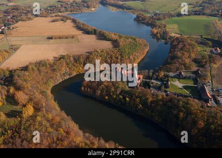 Vue aérienne du château de Czocha situé sur le lac de Lesnia, près de la rivière Kwisa, dans ce qui est maintenant la partie polonaise de la haute Lusatia (polonais: Łużyce Górne) Banque D'Images