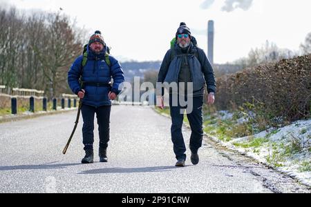 Tim Edwards (à droite), le père d'elle Edwards assassinée, avec le comédien John May dans le village de Halebank, Merseyside, Sur une promenade du Land's End à John O'Groats pour sensibiliser le public au programme Weapons Down Gloves Up - une initiative de boxe visant à faire sortir les jeunes de la rue et aux mettre en emploi. Le comédien, qui a commencé à la fin de Land sur 26 janvier, a été rejoint par M. Edwards à Worcester, et le couple terminera le voyage ensemble. Date de la photo: Vendredi 10 mars 2023. Banque D'Images