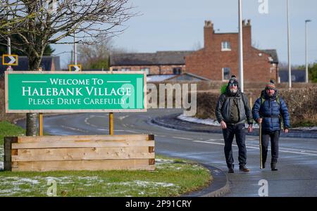 Tim Edwards (à gauche), le père d'elle Edwards assassinée, avec le comédien John May dans le village de Halebank, Merseyside, Sur une promenade du Land's End à John O'Groats pour sensibiliser le public au programme Weapons Down Gloves Up - une initiative de boxe visant à faire sortir les jeunes de la rue et aux mettre en emploi. Le comédien, qui a commencé à la fin de Land sur 26 janvier, a été rejoint par M. Edwards à Worcester, et le couple terminera le voyage ensemble. Date de la photo: Vendredi 10 mars 2023. Banque D'Images