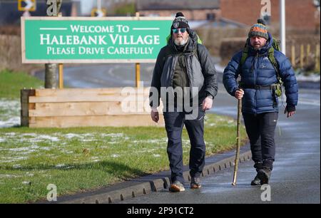 Tim Edwards (à gauche), le père d'elle Edwards assassinée, avec le comédien John May dans le village de Halebank, Merseyside, Sur une promenade du Land's End à John O'Groats pour sensibiliser le public au programme Weapons Down Gloves Up - une initiative de boxe visant à faire sortir les jeunes de la rue et aux mettre en emploi. Le comédien, qui a commencé à la fin de Land sur 26 janvier, a été rejoint par M. Edwards à Worcester, et le couple terminera le voyage ensemble. Date de la photo: Vendredi 10 mars 2023. Banque D'Images