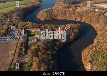 Vue aérienne du château de Czocha situé sur le lac de Lesnia, près de la rivière Kwisa, dans ce qui est maintenant la partie polonaise de la haute Lusatia (polonais: Łużyce Górne) Banque D'Images