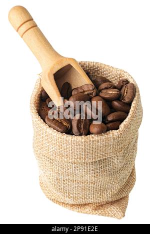 Grains de café rôtis foncés et cuillère en bois dans un sac de toile rugueuse, isolé sur fond blanc Banque D'Images