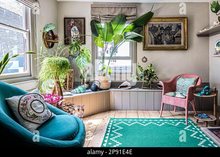 Collection d'objets et de plantes dans une nouvelle maison côtière datant du 19th siècle, Herne Bay, Kent, Royaume-Uni Banque D'Images