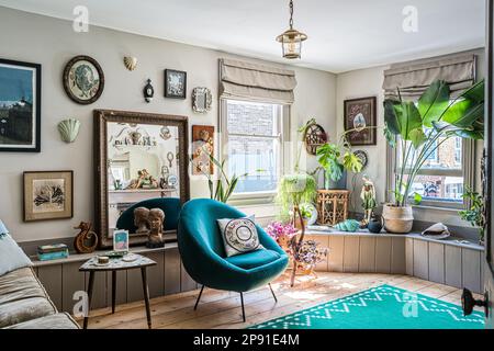 Collection d'objets et de plantes dans une nouvelle maison côtière datant du 19th siècle, Herne Bay, Kent, Royaume-Uni Banque D'Images