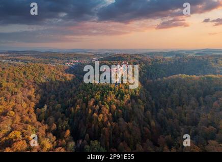 Vue aérienne du château de Książ près de Wałbrzych, Pologne - Une résidence royale majestueuse entourée de verdure luxuriante et de jardins forestiers. Patrimoine de l'UNESCO Banque D'Images