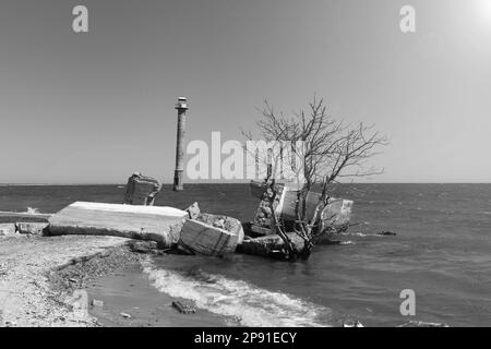 Phare abandonné à l'eau de mer dans l'île Saarema en Estonie Banque D'Images