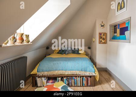 Chambre mansardée avec dortoirs et rangement sous lit dans une maison côtière rénovée datant du 19th siècle, Herne Bay, Kent, Royaume-Uni Banque D'Images