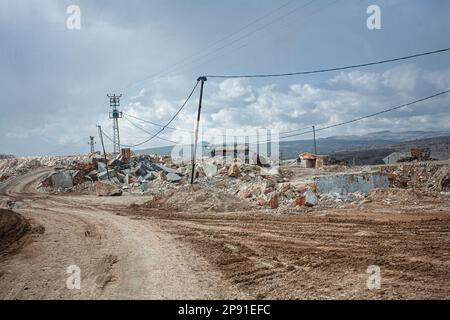 Les routes du site minier sont couvertes de boue en hiver. Les carrières d'Iscehisar (ancien Dokimeion) dans le centre de Phrygia étaient une source importante de marbre blanc et de marbre violet appelé pavonazzetto. Les carrières étaient contrôlées par l'État romain mais cela ne signifie pas que tout le marbre trouvé ici était contrôlé par l'État. Le marbre blanc de ces carrières était principalement utilisé pour les sarcophages et les statues localement, bien que ces objets aient parfois été exportés. Toutefois, le pavonazzetto, qui se trouvait à Iscehisar, a été largement exporté, principalement à Rome. Banque D'Images