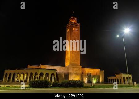 Mosquée Malik Ibn Anas ou mosquée El Abidine la nuit à Carthage, Tunis, Tunisie. Banque D'Images