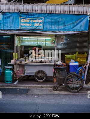 Bangkok Ratchawat Thailand les gens préparent la nourriture de rue thaï dans une cabine de nourriture avec un wok poêle à frire. Banque D'Images