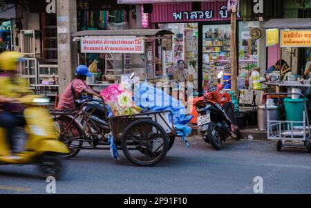 Bangkok Ratchawat Thailand les gens préparent la nourriture de rue thaï dans une cabine de nourriture avec un wok poêle à frire. Banque D'Images