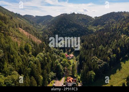 LowerSilesia, Pologne - vue aérienne du parc paysager de Sudety Wałbrzyskie (polonais : parc Krajobrazowy Sudetów Wałbrzyskich). Banque D'Images