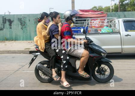 SAMUT PRAKAN, THAÏLANDE, 06 2023 MARS, l'homme avec deux femmes roule ensemble sur une seule moto Banque D'Images