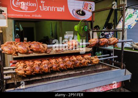 Bangkok Ratchawat Thailand les gens préparent la nourriture de rue thaï dans une cabine de nourriture avec un wok poêle à frire. Banque D'Images