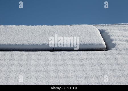panneaux solaires enneigés sur une maison après de fortes chutes de neige en hiver newtownabbabbabbabbabbabbabbabbabbabbabhouse nord de l'irlande royaume-uni 2023 10th Banque D'Images