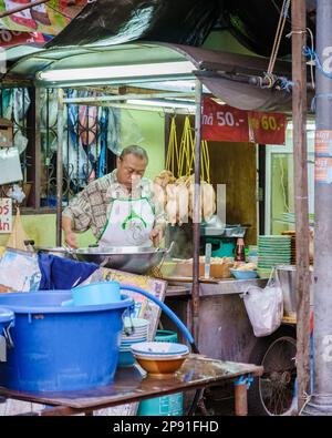 Bangkok Ratchawat Thailand les gens préparent la nourriture de rue thaï dans une cabine de nourriture avec un wok poêle à frire. Banque D'Images