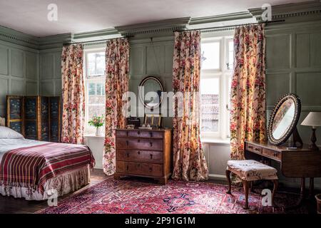 Chambre lambrissée avec tissus mélangés dans le manoir Jacobean du 17th siècle de Wiveton Hall, Norfolk, Royaume-Uni Banque D'Images