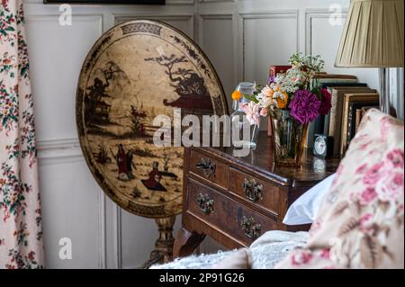 Table de Chinoiserie au chevet du lit dans le manoir de Jacobean du 17th siècle de Wiveton Hall, Norfolk, Royaume-Uni Banque D'Images