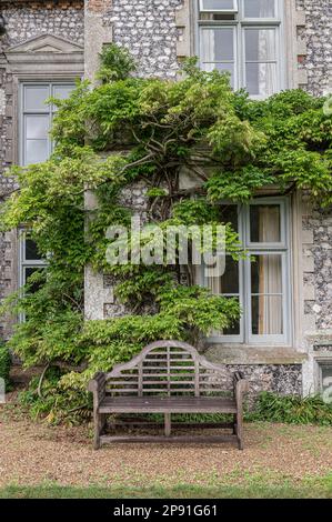 Banc de jardin à l'extérieur de Wiveton Hall manoir du 17th siècle de Jacobean, Norfolk, Royaume-Uni Banque D'Images
