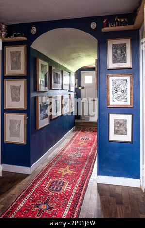 Murs bleus d'Oxford avec œuvres d'art de Cecil Beaton, Stephen Tennant et Viktor Wynd dans la ferme Tudor du 16th siècle, Suffolk, Royaume-Uni. Banque D'Images