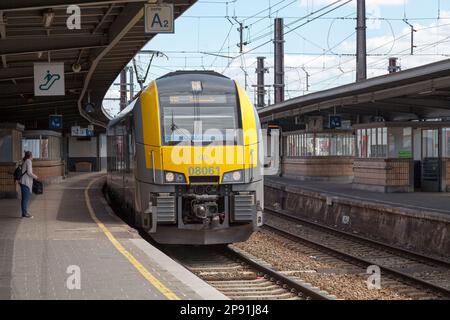 Bruxelles, Belgique - 02 juillet 2019: Train Desiro Siemens opétaté par la SNCB arrivant à la gare Bruxelles-Sud (Français: Gare de Bruxelles- Banque D'Images