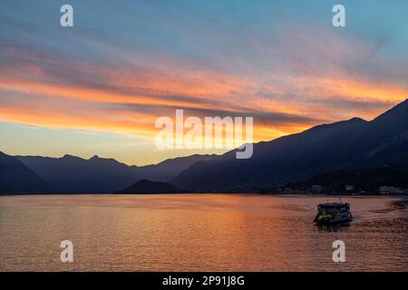 coucher de soleil spectaculaire sur le lac de côme avec ferry à l'approche du bellagio Banque D'Images