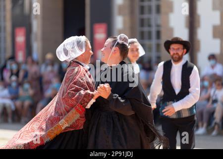 Morlaix, France - 18 juillet 2021 : danseurs bretons en costumes et coiffures traditionnels. Banque D'Images