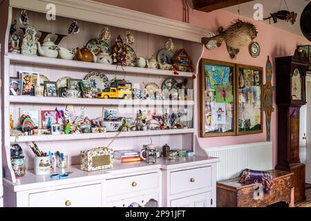 Collection d'assiettes et d'objets vintage sur commode dans la cuisine de la ferme Tudor du 16th siècle, Suffolk, Royaume-Uni. Banque D'Images