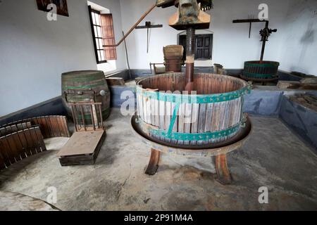 Vieux matériel de fabrication du vin dans les bodegas rubicon dans la région viticole de la geria Lanzarote, îles Canaries, Espagne Banque D'Images