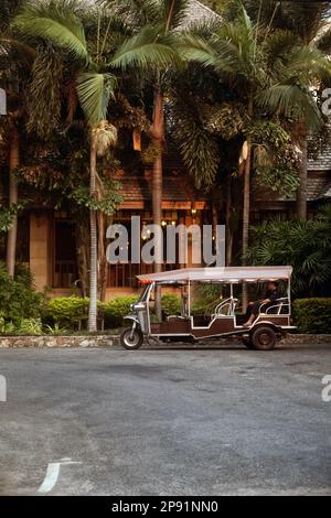 Pattaya, Thaïlande - 22 mars 2016: Chauffeur de voiture de l'hôtel tuk-tuk attendant que les touristes passagers les emprennent en ville ou à la plage. Thai trois roues auto rik Banque D'Images