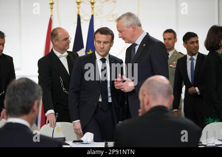 Président de la France, Emmanuel Macron (au centre à gauche) avec le ministre français de l'économie et des Finances, Bruno le Maire, lors du premier sommet France-Royaume-Uni en cinq ans à l'Elysée Palace à Paris. Date de la photo: Vendredi 10 mars 2023. Banque D'Images
